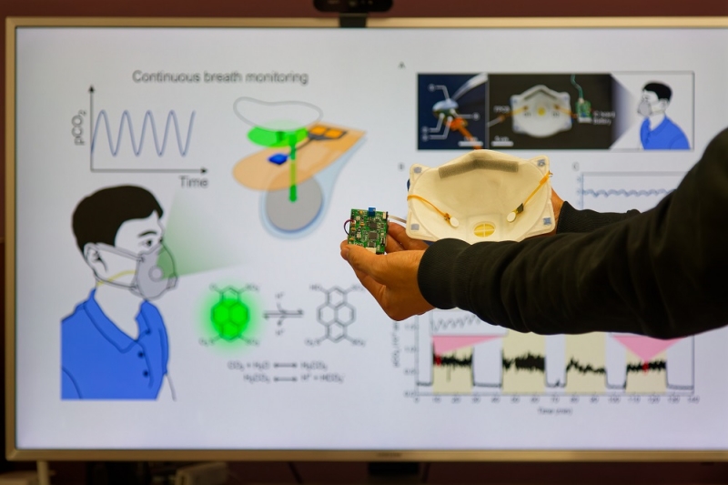 마스크 내부에 연구팀이 개발한 센서를 부탁한 사진