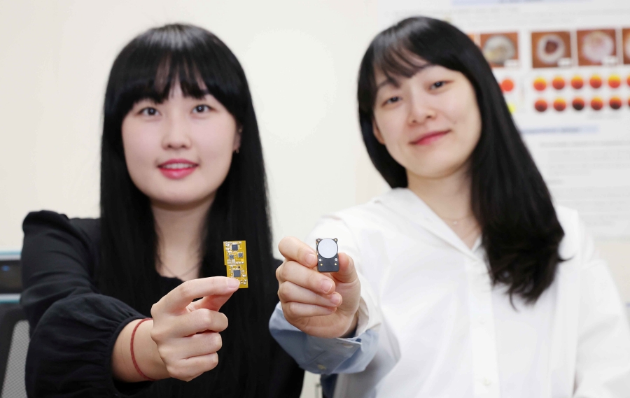 권경하 교수팀, 배터리 없이 이산화탄소 실시간 모니터링 성공 1 3. 왼쪽부터 KAIST 전기및전자공학부 장규림 석사과정 권경하 교수