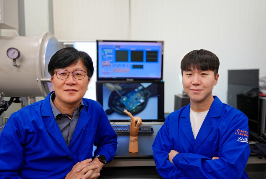 Professor Seunghyup Yoo’s Team Develops World’s First OLED Contact Lens for On-Eye Electroretinography 1 교수님 900