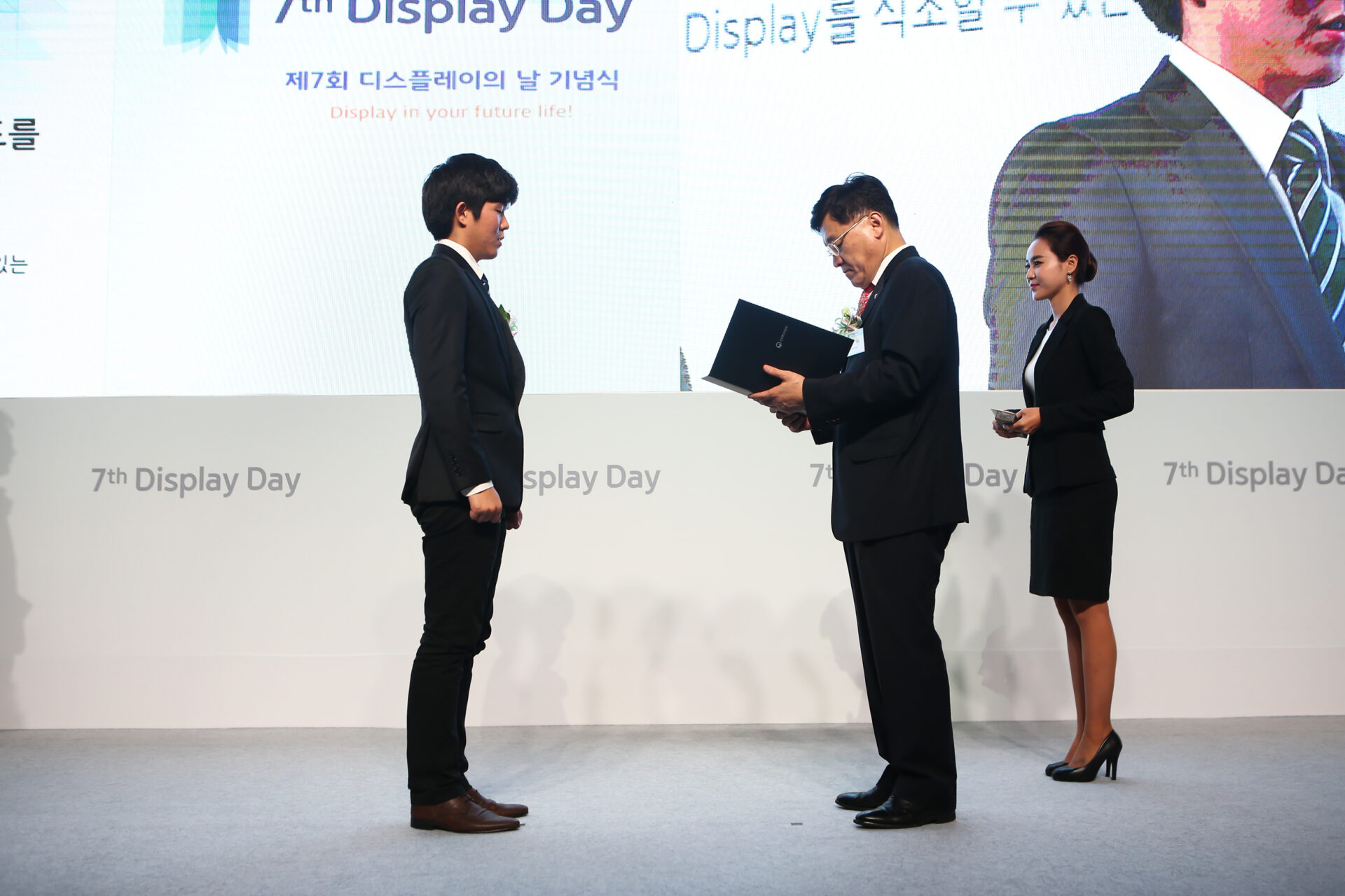 Ph.D. Candidate Seonil Kwon (advisor Prof. Kyung Cheol Choi) received the grand prize at the Exhibit of the Fusion and Convergence of Display